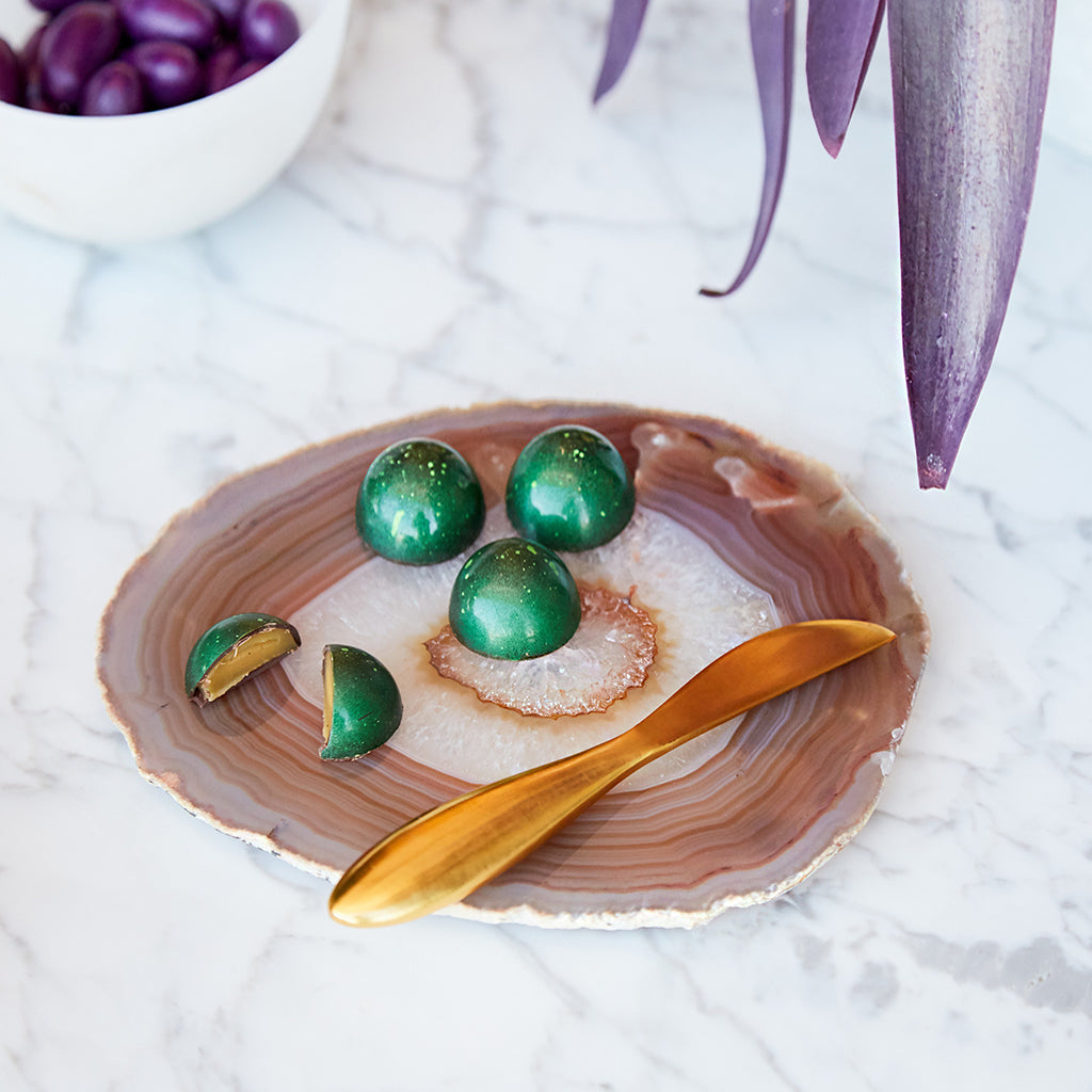 Ita Cheese Plate & Forma Spreader Sand Agate & Gold