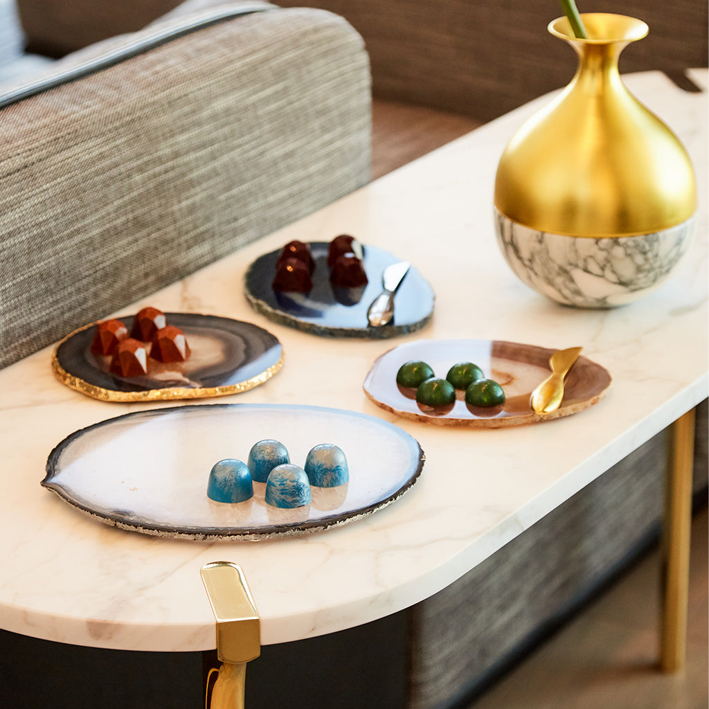 Ita Cheese Plate & Forma Spreader Sand Agate & Gold